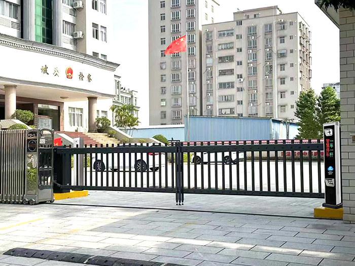 某單位采用“安快”一進(jìn)一出柵欄道閘 停車(chē)場(chǎng)出入口方案