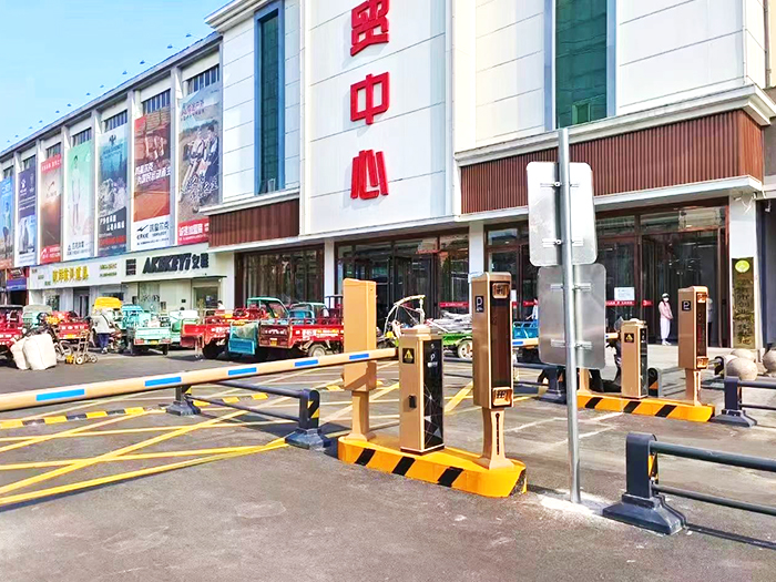 某商業(yè)街采用 “安快” 車牌識(shí)別系統(tǒng)